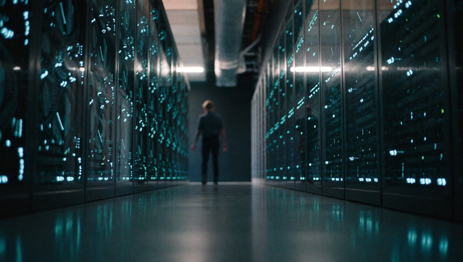 Rangées de serveurs GPU illuminés dans un data center, symbole de la financiarisation du calcul