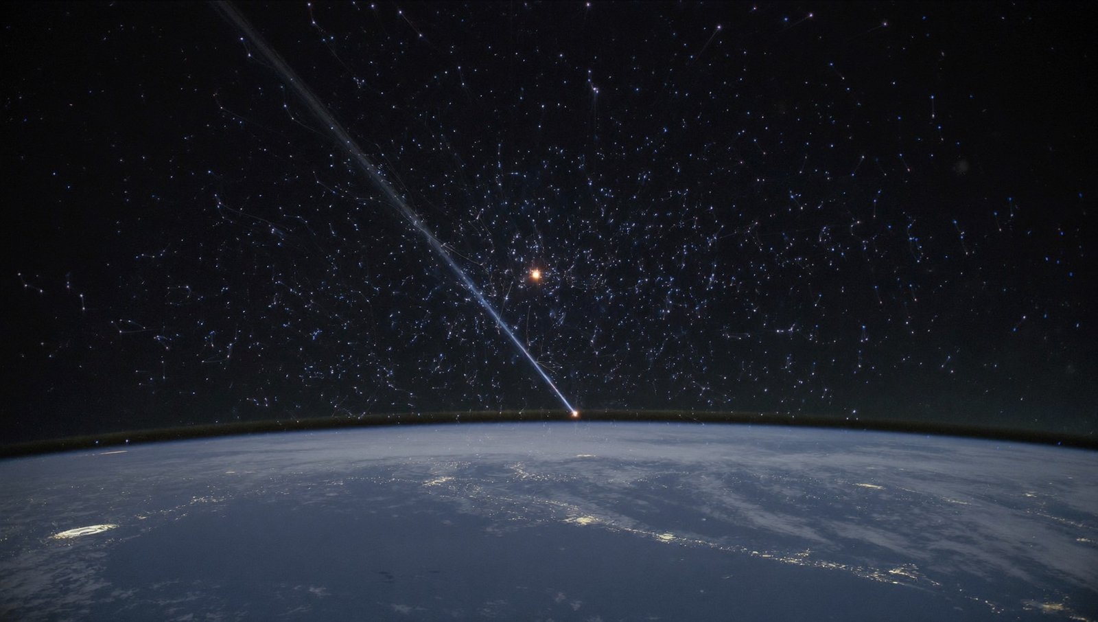 Constellation de satellites Starlink en orbite au-dessus de la Terre avec un data center spatial